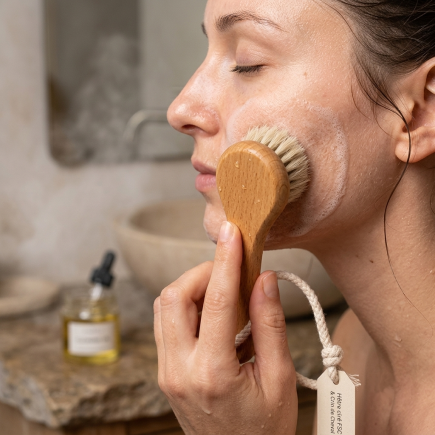 Eco-friendly Face Brush made from FSC-certified Beech Wood & Horsehair – Cleansing & Radiance