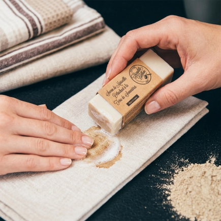 Pre-wash stain-removing soap with Sommières clay