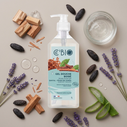 Bio-Duschgel mit holzigen Noten von Sandelholz und Tonkabohnen 1 l Ce'Bio – Salle d'ô