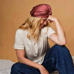 Turban aus reiner Maulbeerseide in der Farbe „Lie de Vin“ | Haarpflege gegen Frizz – Salle d’ô