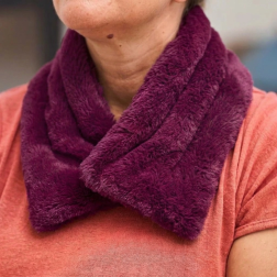Borsa dell'acqua calda con fascia per il collo - prugna
